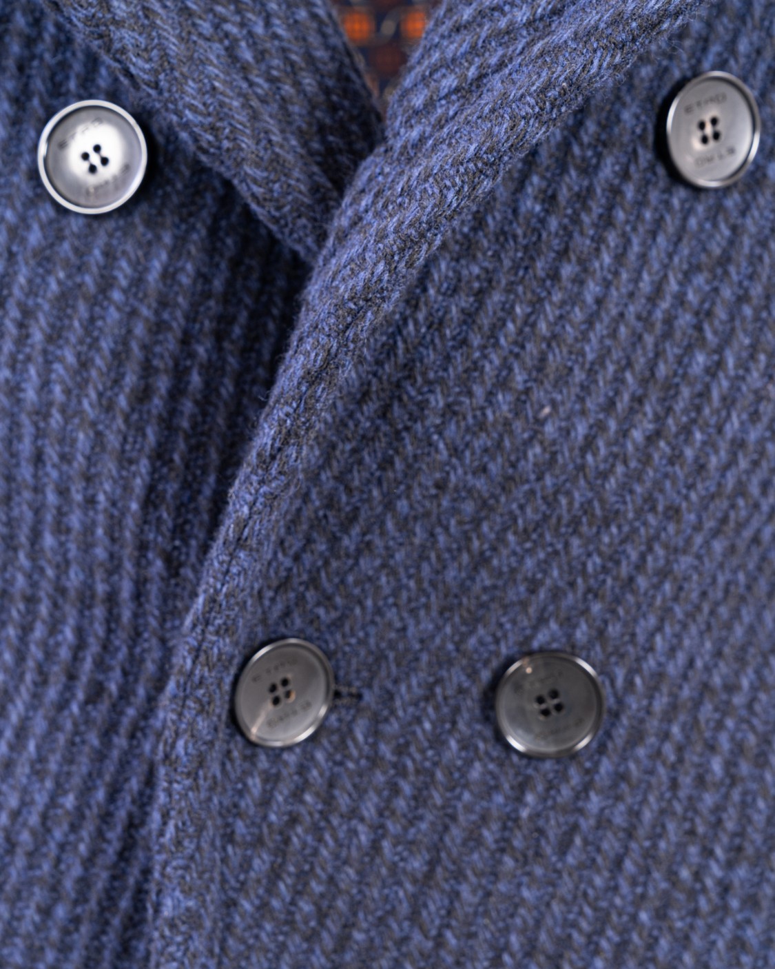 shop ETRO  Giaccone: Etro cappotto doppiopetto strutturato.
Giubbotto midi doppiopetto in misto lana strutturata, realizzata con motivo spinato e caratterizzata da una fodera interna microcravatteria.
Esterno: 73% lana, 23% poliammide, 3% acrilico, 1% poliestere.
Interno: 50% cupro, 50% viscosa.
Maniche: 52% viscosa, 48% acetato.
Vestibilità regular.
Chiusura doppiopetto.
Tasche trasversali a filetto.
Spacco posteriore.
Made in Tunisia.. 1S375 0041-0200 number 1557425
